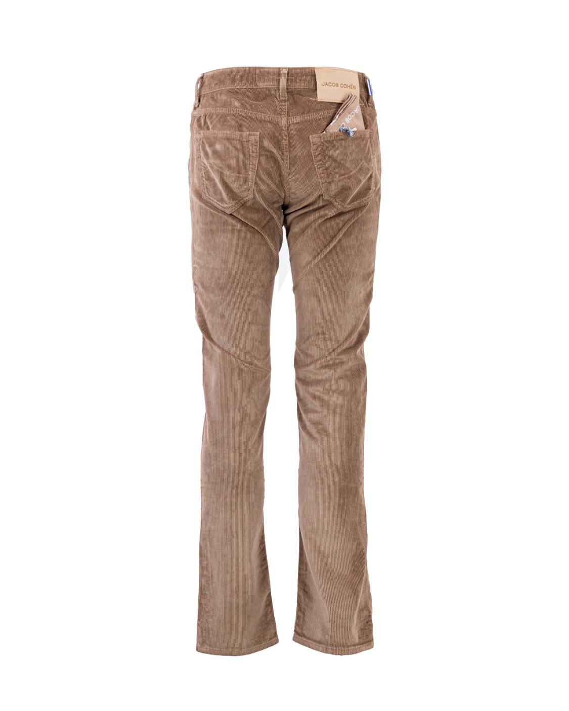 shop JACOB COHEN Saldi Jeans: Jacob Cohen pantaloni Nick in velluto.
Pantaloni Nick slim fit.
Velluto di cotone stretch tinto in capo.
Modello a cinque tasche con logo ricamato sul taschino.
Vita bassa.
Passanti al punto vita.
Chiusura con bottoni.
Bottone smaltato con logo a rilievo..
Patta interna ricamata con nome del pantalone e citazione del fondatore.
Salpa in cavallino con logo ricamato in ecopelle tono su tono
Include bandana con stampa.
Profumati con l’esclusiva fragranza Jacob Cohën
Composizione: 78% Cotone 20% Modal 2% Elastan.
Fabbricato in Italia.. UQE06 36 S3653-D89 number 732127